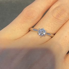 【エクセルコダイヤモンド(EXELCO DIAMOND)の口コミ】 シンプルで探していたため、これを試着させてもらいました。ダイヤを強調…