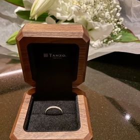 【TANZO.(鍛造指輪)の口コミ】 結婚指輪と重ね付けをして普段も身につけたいと思い、引っ掛かりのないハ…