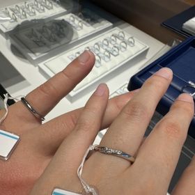 【銀座ダイヤモンドシライシの口コミ】 比較的シンプルで少し動きのあるデザインを検討しておりました。とても可…