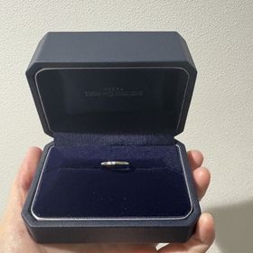 【銀座ダイヤモンドシライシの口コミ】 指輪の内側に緩いカーブがあるため、付け心地がとても良く、指輪慣れして…