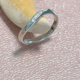 【銀座ダイヤモンドシライシの口コミ】 薬指の形状によっては、指輪の形状をストレートorウェーブのどちらにする…