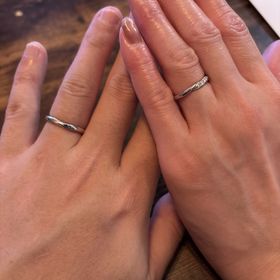 【銀座ダイヤモンドシライシの口コミ】 妻のリングのダイヤモンドの輝きにびっくりしました。
すごく綺麗でおすす…