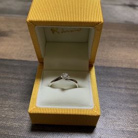 【ケイウノ ブライダル(K.UNO BRIDAL)の口コミ】 デザインがシンプルで合わせやすい。後に結婚指輪を買った時に、重ね付け…