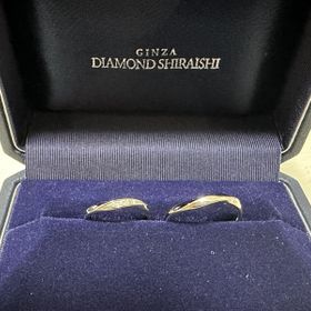 【銀座ダイヤモンドシライシの口コミ】 ウェーブタイプで、指に馴染みやすい形です。新婦用は、細かなダイヤモン…