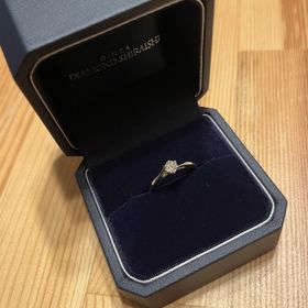 【銀座ダイヤモンドシライシの口コミ】 正面（上）から見るとシンプルなデザインですが、横から見た時のデザイン…