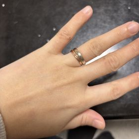 【ケイウノ ブライダル(K.UNO BRIDAL)の口コミ】 太めの平型です。シンプルながら存在感があります。
シルバーのベースにサ…