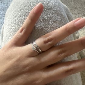 【TRECENTI(トレセンテ)の口コミ】 指輪はプラチナで、タイムレスなデザインです。何十年間も使える指輪だと…