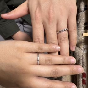 【エクセルコダイヤモンド(EXELCO DIAMOND)の口コミ】 デザインがすっきりしていて気に入っています。男女で同デザイン、石の色…