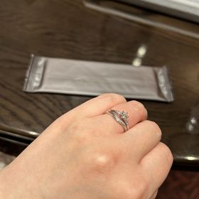 【ケイウノ ブライダル(K.UNO BRIDAL)の口コミ】 シンデレラのリングがとても可愛らしくて見に来ました。婚約指輪は横から…