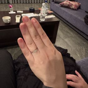 【ROYAL ASSCHER(ロイヤル・アッシャー)の口コミ】 クラウンという銘柄の指輪です。
サイドに大小の大きさの異なるメレダイヤ…