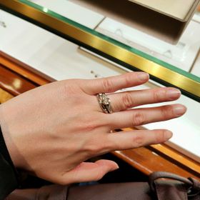 【ブルガリ(BVLGARI)の口コミ】 他ブランドも含め多数試着しましたが、ゴージャスでセンターダイヤが実際…