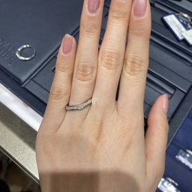 【ROYAL ASSCHER(ロイヤル・アッシャー)の口コミ】 婚約指輪に合う、V字でハーフエタニティの指輪を試着させていただきました…