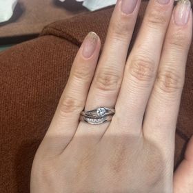 【TANZO.(鍛造指輪)の口コミ】 婚約指輪に合うこと、V字のデザインでハーフエタニティ、上下にミル打ちが…