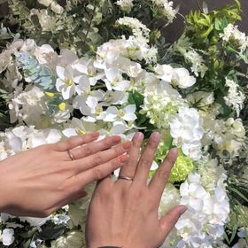 【アイプリモ(I-PRIMO)の口コミ】 ウェーブラインで指が長く美しく見えるデザイン。
新婦の指輪は北斗七星を…