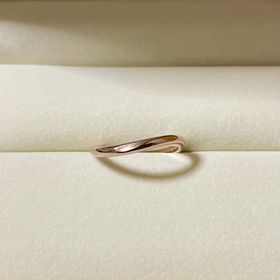 【ケイウノ ブライダル(K.UNO BRIDAL)の口コミ】 指輪に程よくウェーブがかかっていて指が長く見える所がとても良かったで…