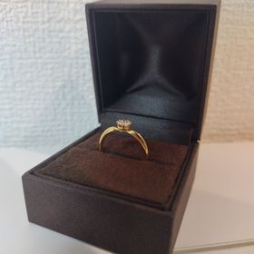 【CHER LUV(シェールラブ)】の口コミ ゴールドで少し形が他とは違うような婚約指輪を探していました。
彼氏さん...