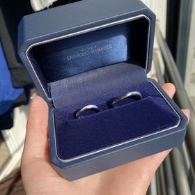 【銀座ダイヤモンドシライシの口コミ】 シンプルですがその中でも凝ったデザイン性のあるものを選びました。男女…