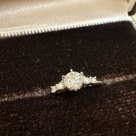 【アイプリモ(I-PRIMO)の口コミ】 ・デザインが可愛くて、王道の婚約指輪感があるところ
・華やかさもあるが…