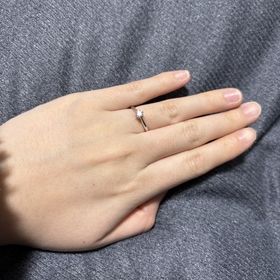 【銀座ダイヤモンドシライシの口コミ】 シンプルかつダイヤの部分がとても綺麗に見える
指輪です。当方、指に肉が…