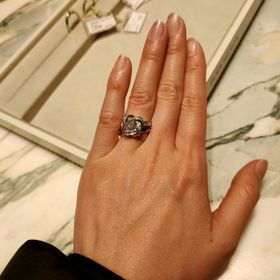【ブシュロン(BOUCHERON)の口コミ】 ゴージャスでエレガントなデザインが魅力でした。
私がお花が大好きなので…