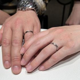 【アイプリモ(I-PRIMO)の口コミ】 シンプルでとてもつけやすい指輪です。
それでいて、ウェーブがかっている…