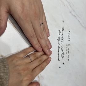 【ラザール ダイヤモンド(LAZARE DIAMOND)の口コミ】 ダイヤがどこからみてもキラキラ光っていて、そこに感動しました。
指輪の…
