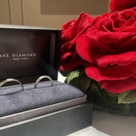 【ラザール ダイヤモンド(LAZARE DIAMOND)の口コミ】 デランシーはウェーブのデザインですがストレートの婚約指輪とも相性が良…