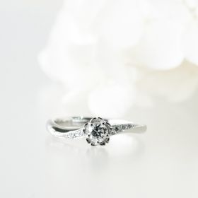 【renri(レンリ)の口コミ】 ダイヤモンドの周りに花柄の模様を付けることで全体的に可愛らしい雰囲気…