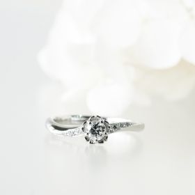 【renri(レンリ)】の口コミ ダイヤモンドの周りに花柄の模様を付けることで全体的に可愛らしい雰囲気に...