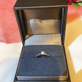 【ラザール ダイヤモンド(LAZARE DIAMOND)の口コミ】 指輪のおすすめポイントは、アシンメトリーのダイヤがついていることです…