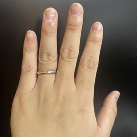 【エクセルコダイヤモンド(EXELCO DIAMOND)の口コミ】 太さがポイント
指も太いので細いと似合わないと思い太いのにしました。
…