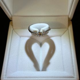 【STAR JEWELRY(スタージュエリー)の口コミ】 長く着用することや、指がキレイに見えることを考えたときにウェーブのデ…