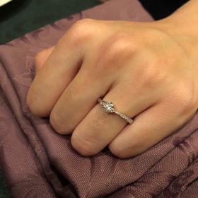 【アイプリモ(I-PRIMO)の口コミ】 ダイヤの輝きも遠くからでも目立つくらい綺麗で、着け心地もよいです。デ…