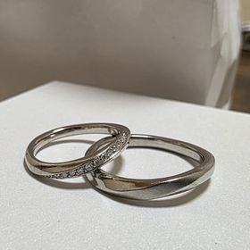 【4℃ BRIDAL(ヨンドシーブライダル)の口コミ】 長く使う上でシンプルなデザインであり、ダイアモンドは存在感のある指輪…