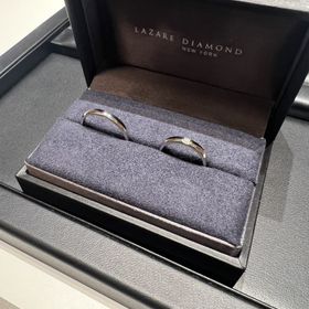 【ラザール ダイヤモンド(LAZARE DIAMOND)の口コミ】 シンプルなデザインながらプラチナ素材で鍛造製法にこだわった丈夫な指輪…