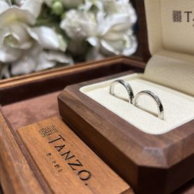 【TANZO.(鍛造指輪)の口コミ】 指輪をつけ慣れていなくても、デザインが派手過ぎず指に馴染みながらも綺…