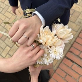 【ラザール ダイヤモンド(LAZARE DIAMOND)の口コミ】 ショアのウェーブデザインが着用した時に指が綺麗に見える、かつダイアモ…