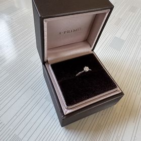 【アイプリモ(I-PRIMO)の口コミ】 まずデザインは彼女に選んでもらいました。シンプルなデザインで綺麗に見…