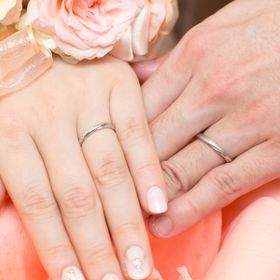 【銀座ダイヤモンドシライシの口コミ】 デザインが気に入りました。
新郎は指輪が回転しやすい指だったので、回転…