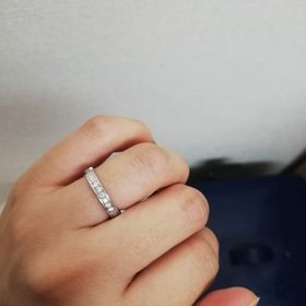 【ハリー・ウィンストン(Harry Winston)の口コミ】 この指はハーフエタニティですが、全てにダイヤが入っているわけではなく…
