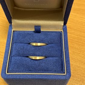 【BRILLIANCE+(ブリリアンスプラス)の口コミ】 ゴールの色みにマットな質感で肌馴染みがよく、普段着る洋服や身につける…