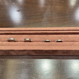 【TANZO.(鍛造指輪)の口コミ】 シンプルなストレートリングにミル打ちのみですが、離れて見ても見るがよ…