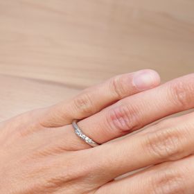 【銀座ダイヤモンドシライシの口コミ】 　デザインがシンプルで飽きが来ないです。デザインが気に入り試着。ダイ…