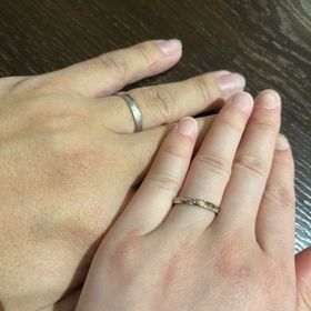 【TANZO.(鍛造指輪)の口コミ】 斜めのデザインで、ダイヤを少々いれていただきました！
夫とは斜めの共通…