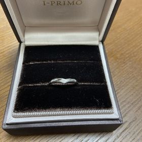 【アイプリモ(I-PRIMO)の口コミ】 指輪を着用した時に指が長く、綺麗に見えるV字デザインです。リングの太さ…
