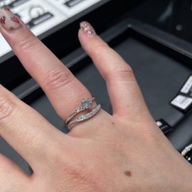 【ラザール ダイヤモンド(LAZARE DIAMOND)の口コミ】 ここしかこのデザインがなく、加工も難しいようです。
スパッと切られてい…