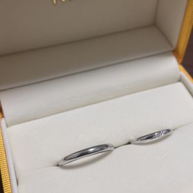 【ケイウノ ブライダル(K.UNO BRIDAL)の口コミ】 裏側にペットの刻印を入れたいという条件で指輪探しをしていました。
プロ…