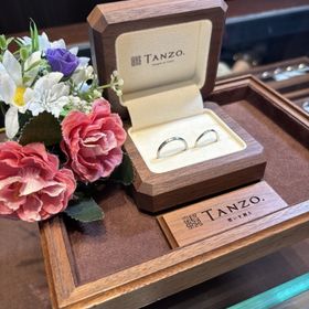 【TANZO.(鍛造指輪)の口コミ】 ウェーブで可愛い仕上がりになったところです︎^_^
内側には、お互いの誕生…