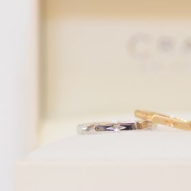 【CRAFY(クラフィ)の口コミ】 指輪は幾つかのデザインから大まかに選び、
鋳造する為の蝋を自分達で削っ…