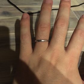 【4℃ BRIDAL(ヨンドシーブライダル)の口コミ】 極力シンプルに、細くキレイなリングを探しており、その中でも微妙に曲線…